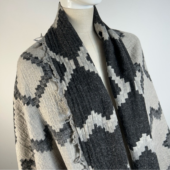 ❤️ Wilfred Charcoal and Light Gray Knit Poncho OS - Picture 5 of 6